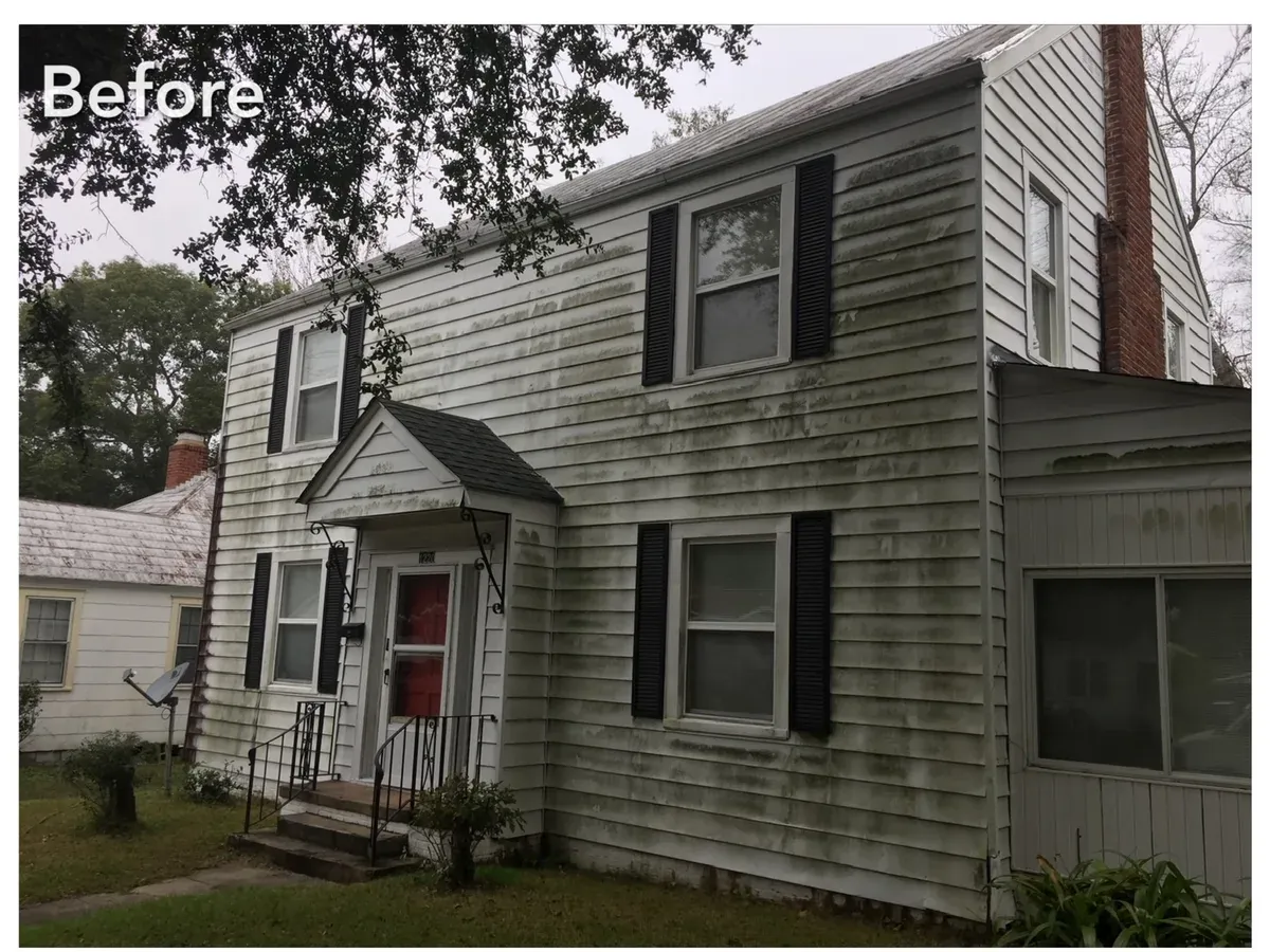 Dirt- and mildew-streaked vinyl siding before soft-wash cleaning